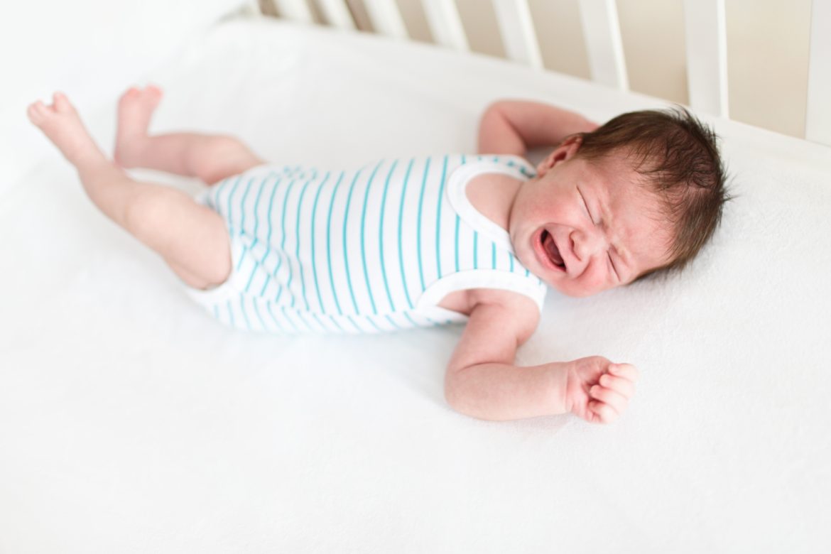 Baby weint im Schlaf: Die 13 häufigsten Gründe und Tipps
