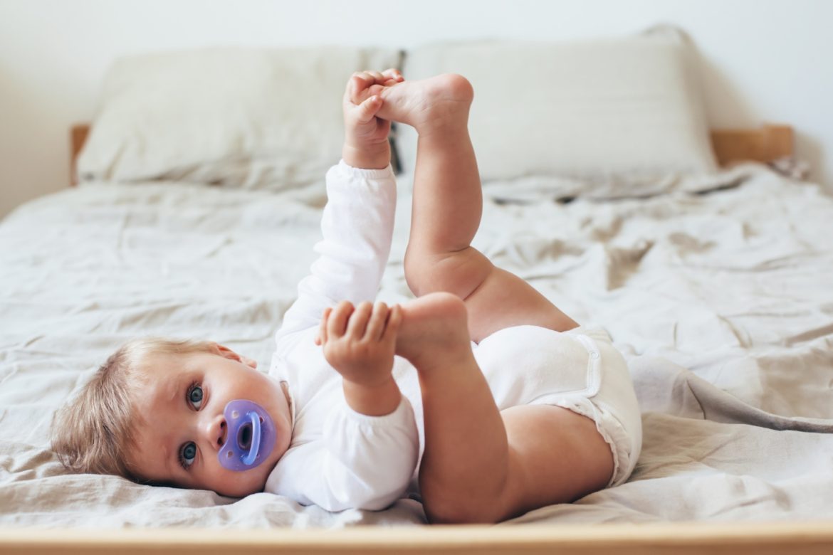 Baby 8 Monate Schlaf: Wachzeiten, Schlafregression und Tipps