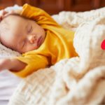 Baby schwitzt im Schlaf: Ursachen und Tipps