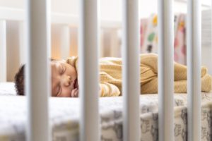 Neugeborenes Baby schläft in seinem mitwachsenden Babybett.
