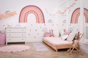 Ein Montessori-Bett im Kinderzimmer.