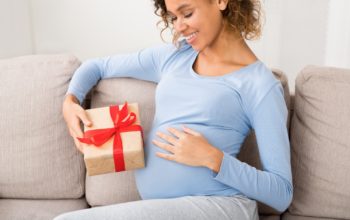Eine schwangere Frau hat ein Geschenk erhalten.