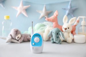 Ein blaues Babyphone ohne Kamera in einem Kinderzimmer.