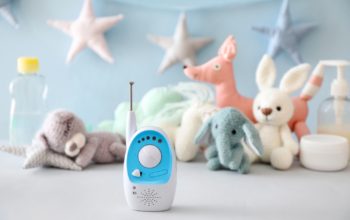 Ein blaues Babyphone ohne Kamera in einem Kinderzimmer.