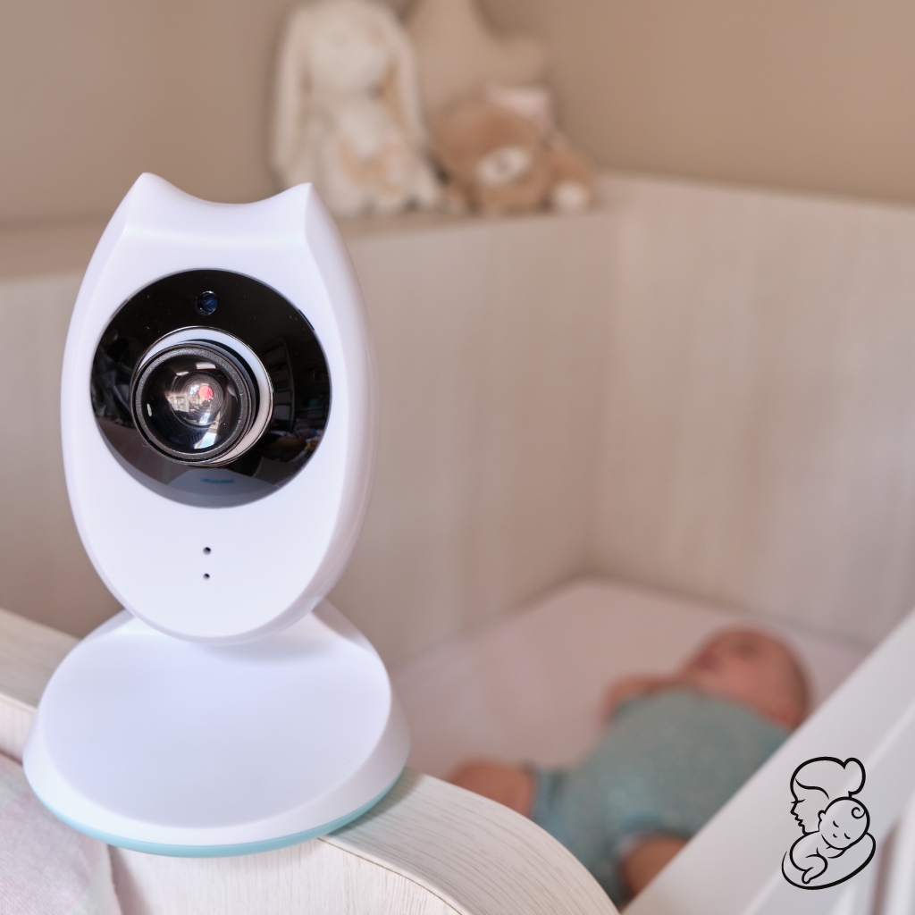 Ein Babyphone mit Kamera, welches auf dem Bett eines schlafenden Babys installiert ist.
